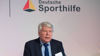 Gunter Gebauer bei einem Vortrag auf einer Veranstaltung der deutschen Sporthilfe. Bild: imago-images/Sven Simon