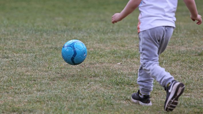 Ein Kind spielt Fußball (Quelle: imago images/Frank Sorge)
