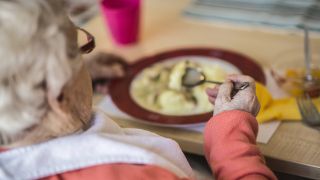 Archivbild: Eine alte Frau beim Mittagessen in einem Pflegeheim, aufgenommen in Berlin, 27.04.2018 (Bild: imago images/Floridan Gaertner)