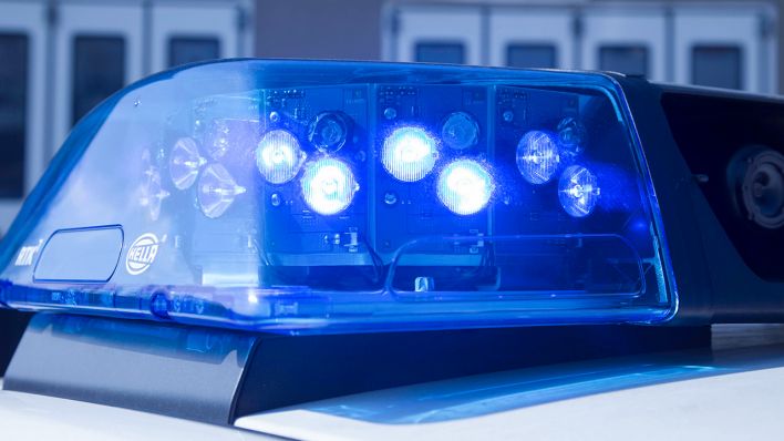 Symbolbild: Blaulicht am Funkstreifenwagen Eingeschaltetes Blaulicht am 14.03.16 an einem neuen Polizeistreifenwagen bei der Polizei in Potsdam (Bild: imago images/Jochen Eckel)