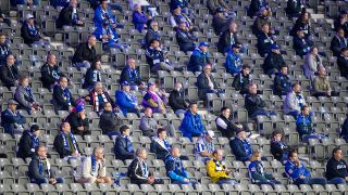 Zuschauer sitzen mit Abstand im Berliner Olympiastadion (Quelle: imago images/Andreas Gora)