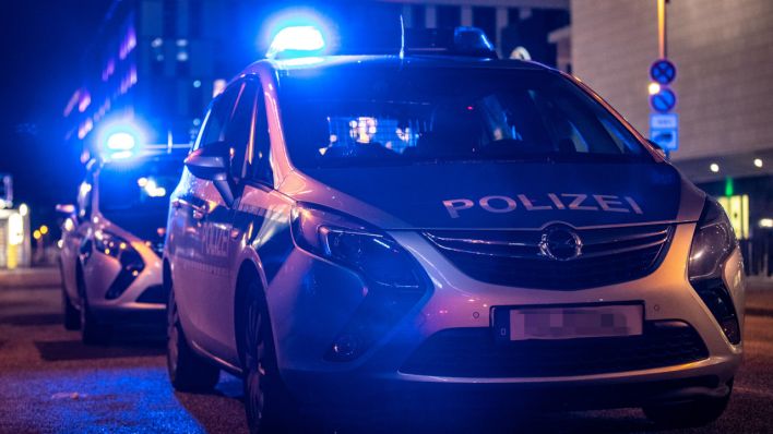 Polizei Blaulicht bei Nacht Berlin (Quelle: imago images/Andreas Gora)