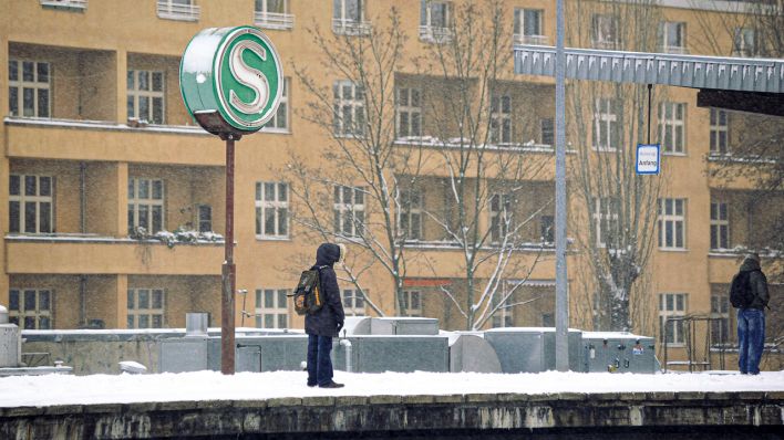 Wintereinbruch in Berlin - Beeinträchtigungen durch Kälte und Schnee bei der Berliner S-Bahn (Quelle: imago-images)