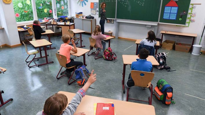 Schülerinnen und Schüler der Klasse 4c der Robert-Schumann-Grundschule sitzen mit Abstand zueinander im Unterricht (Quelle: dpa/Arne Dedert)