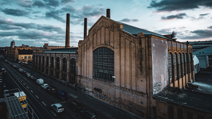 Die ehemalige Maschinenhalle des Kraftwerks Oberspree in Berlin-Schöneweide, das zum Kulturzentrum "MaHalla" umgebaut wird. (Quelle: Sven Bock)