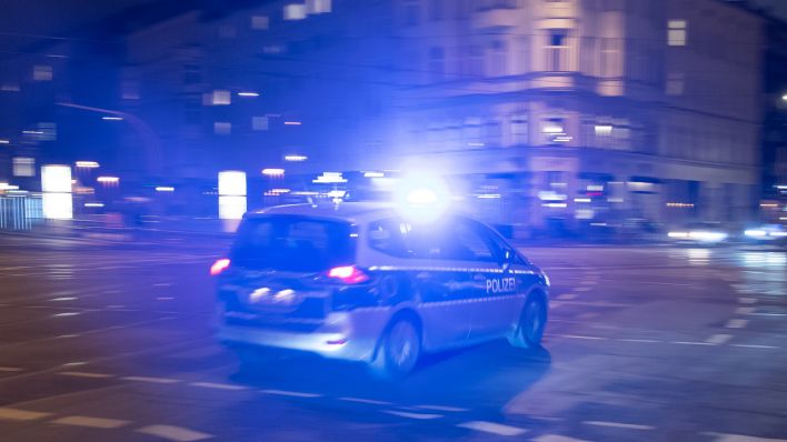 Ein Polizeiwagen fährt in Berlin (Quelle: dpa/Paul Zinken)