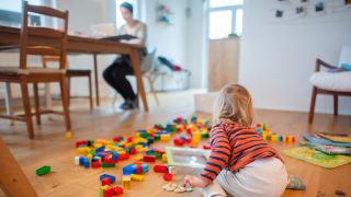 Homeoffice mit Kleinkind ist für viele Eltern eine enorme Belastung (Quelle: dpa/Julian Stratenschulte).