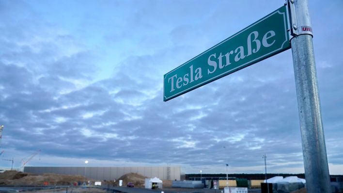 Schild der "Tesla Straße" in Grünheide