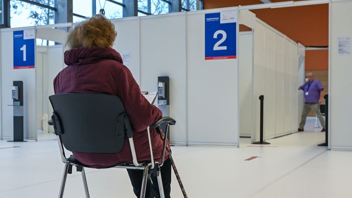Symbolbild: Eine ältere Frau wartet am 27.01.2021 auf ihre Schutzimpfung gegen Covid-19 im Impfzentrum Eberswalde. (Quelle: dpa/Patrick Pleul)