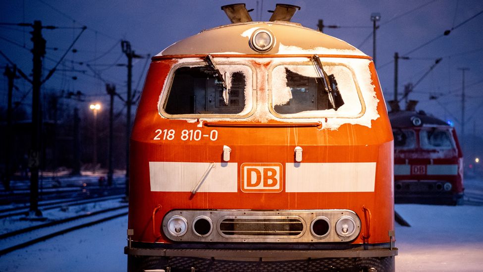 Eine Lokomotive der Deutschen Bahn steht am 07.02.2021 bei Schneefall auf einem Gleis im Hauptbahnhof Hannover. (Quelle: dpa/Hauke-Christian Dittrich)