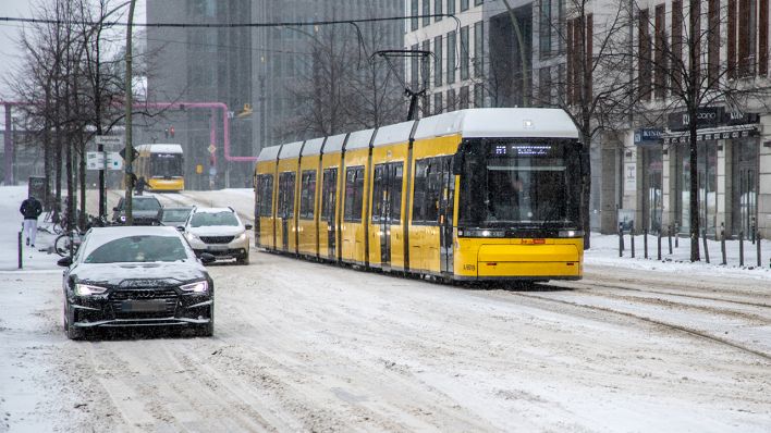 Eine Strassenbahn und wenige Autos auf verschneiter Friedrichstrasse in Berlin Mitte am 08.02.2021. (Quelle: dpa/Andreas Gora)