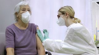 Eine ältere Dame wird im Corona-Impfzentrum im Velodrom Stadion geimpft