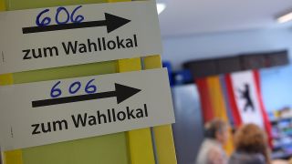 Wahlhelfer warten 2016 in Berlin auf die Wähler
