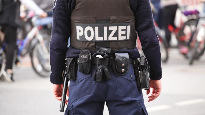 Ein Polizist steht in Berlin im Bezirk Mitte (Quelle: dpa/Wolfram Steinberg)