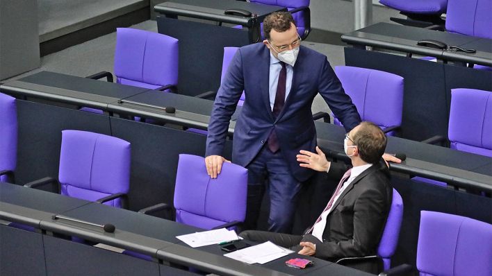 Jens Spahn (links) und Michael Müller (rechts) unterhalten sich am 13.01.2021 im Bundestag (Bild: imago images/Bernd Elmenthaler)