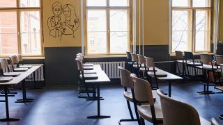 In einem Klassenzimmer des John-Lennon-Gymnasiums in Prenzlauer Berg stehen die Stühle auf den Tischen (Bild: dpa/Annette Riedl)