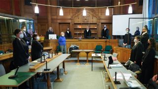 Teilnehmer eines Prozesses gegen einen 30-Jährigen wegen einer Serie von Vergewaltigungen stehen am 17.02.2021 im Saal 500 des Landgerichts (Bild: dpa/Jörg Carstensen)