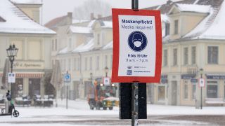 Symbolbild: Ein Schild <<Maskenpflicht - Masks required! 9 bis 19 Uhr>> hängt am Beginn der Fußgängerzone Brandenburger Straße in Potsdam an einem Laternenmast. (Quelle: dpa/S. Stache)