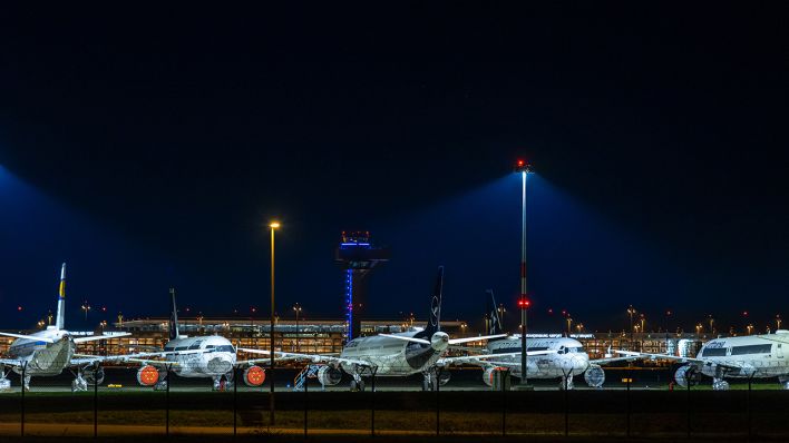Aussenansicht vom BER, auf dem Flugfeld sind Flugzeuge, Flughafengebäude und der Tower zu sehen. (Quelle: dpa/Bielicke)