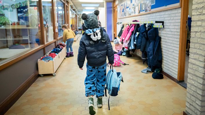 Ein Kind kommt in eine Grundschule (Quelle: dpa/Bart Maat)