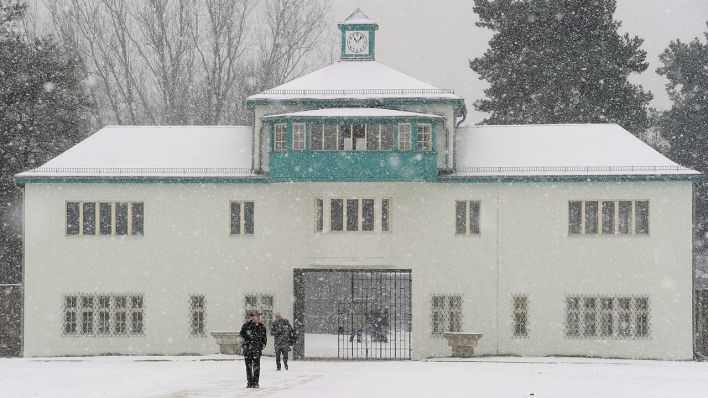 Besucher gehen im Schneetreiben in der Gedenkstätte des Konzentrationslagers Sachsenhausen in Oranienburg (Brandenburg) über den Lagerplatz. (Quelle: dpa/Bernd Settnik)