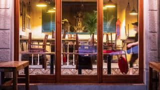 In einem Restaurant im Stadtteil Friedrichshain stehen die Stühle auf den Tischen. Restaurants und Bars sind wegen der Maßnahmen gegen die Ausbreitung des Coronavirus weiterhin geschlossen (Bild: dpa/Christophe Gateau)