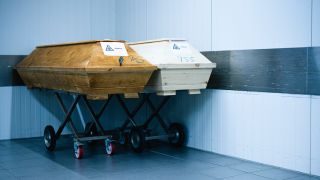 Särge mit Verstorbenen mit der Aufschrift "Covid 19 und dem Zeichen Biohazard" stehen im Kühlraum eines Krematoriums (Quelle: dpa/Rolf Vennenbernd)