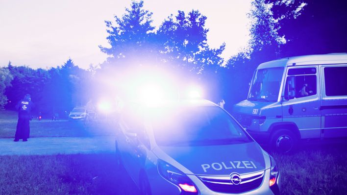 Symbolbild: Polizeifahrzeuge stehen nachts im Volkspark Hasenheide (Quelle: dpa/Christoph Soeder)