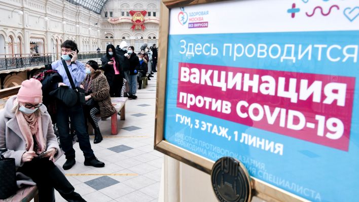 Schlange für Coronaimpfung im Warenhaus GUM in Moskau (dpa/Alexey Kudenko) (