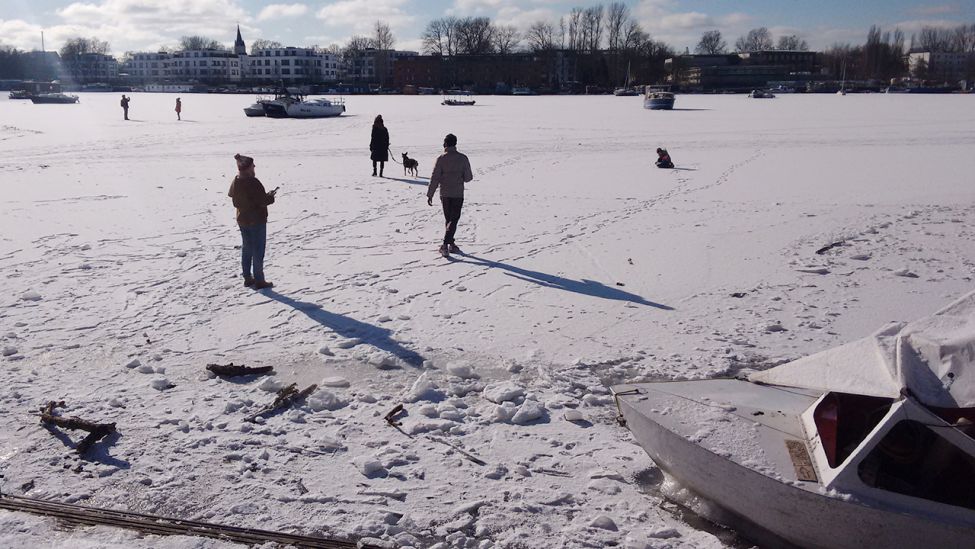 Menschen laufen am 12.02.2021 auf dem Eis an der Rummelsburger Bucht in Berlin. (Quelle: rbb|24/Caroline Winkler)