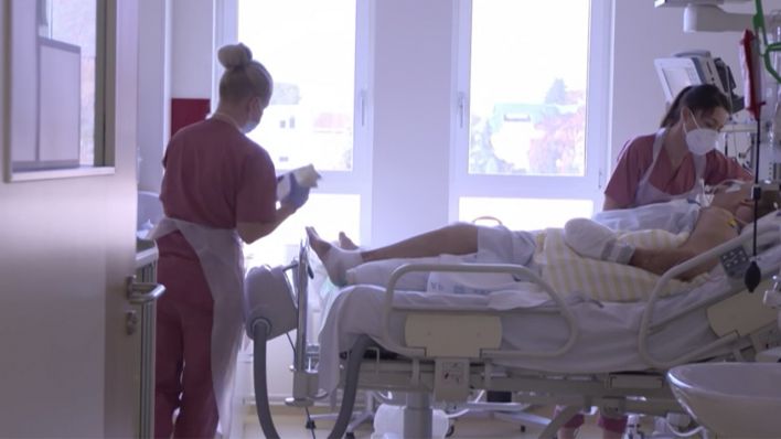 Archivbild: Krankenpflegerinnen behandeln einen Patienten im November 2020 im Senftenberger Klinikum (Bild: rbb)