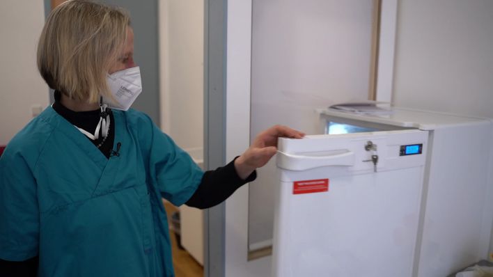 Die Berliner Ärztin Sibylle Katzenstein steht in ihrer Praxis vor einem Impfstoff-Kühlschrank. (Quelle: rbb)