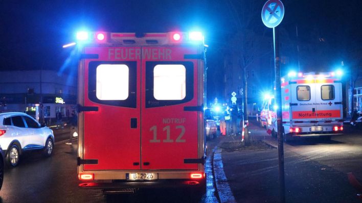 Ein Rettungswagen am Straßenrand und ein Rettungswagen auf dem Bürgersteig in der Nacht zum 23.01.2021 in Neukölln. (Quelle: Morris Pudwell)