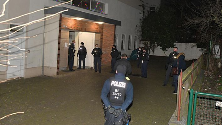 Die Polizei löst am 17.01.2021 eine Versammlung in Berlin-Gesundbrunnen wegen Verstoß gegen die Corona-Maßnahmen auf. (Bild: Morris Pudwell)