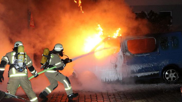 Feuerwehrleute in Berlin löschen einen Transporter in Rummelsburg