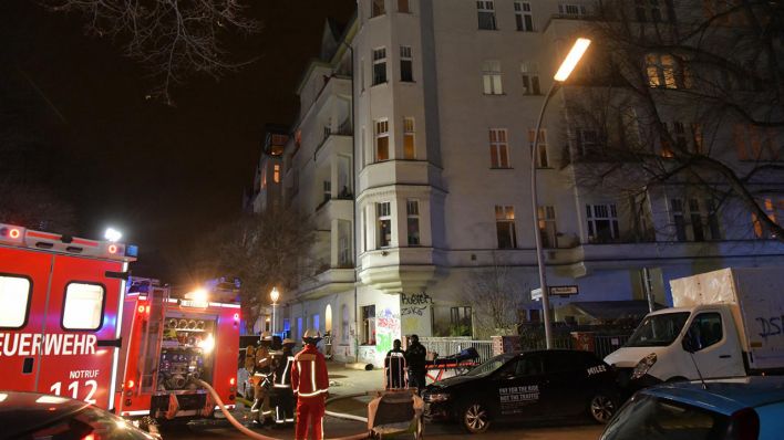 Die Feuerwehr löscht einen Brand in der Samoastraße in Berlin-Wedding (Quelle: Morris Pudwell)