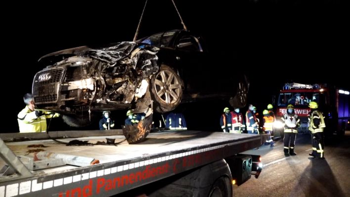 Ein verunfalltes Auto in Nennhausen wird abgeschleppt. (Bild: NonstopNews)
