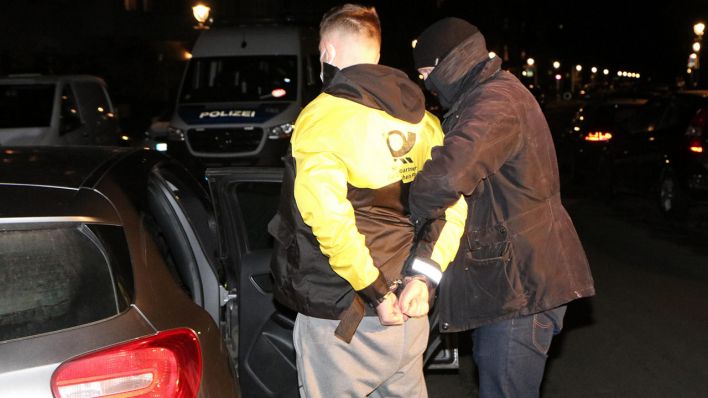 Polizei nimmt mutmaßlichen Drogenhändler in "Deutsche Post"-Jacke fest (Quelle: Morris Pudwell)