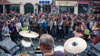 Ein Schlagzeugertritt auf dem Myfest 2019 in Berlin-Kreuzberg auf (Quelle: dpa/Monika Skolimowska)