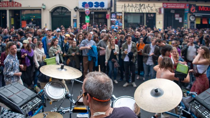 Ein Schlagzeugertritt auf dem Myfest 2019 in Berlin-Kreuzberg auf (Quelle: dpa/Monika Skolimowska)