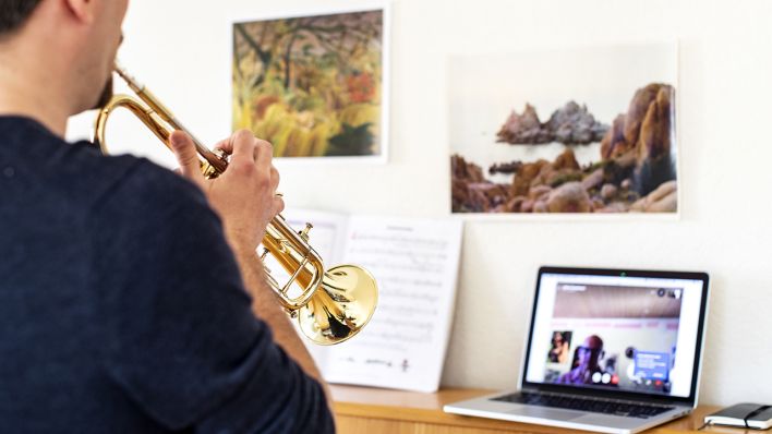 Symbolbild: Ein Musikschüler spielt Trompete beim Online Musikunterricht via Videoanruf mit einem Trompetenlehrer am Freitag, 3. April 2020, in Zürich. (Quelle: dpa/Alexandra Wey)