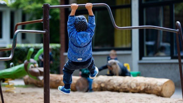 Ein Kind spielt auf dem Spielplatz einer Evangelischen Kindertagesstätte (Quelle: dpa/Rolf Vennenbernd)