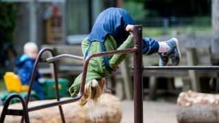 Kinder spielen auf dem Spielplatz einer Kindertagesstätte (Quelle: dpa/Rolf Vennenbernd)