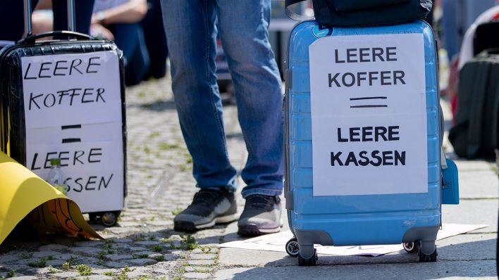 Koffer mit der Aufschrift «Leere Koffer = leere Kassen»