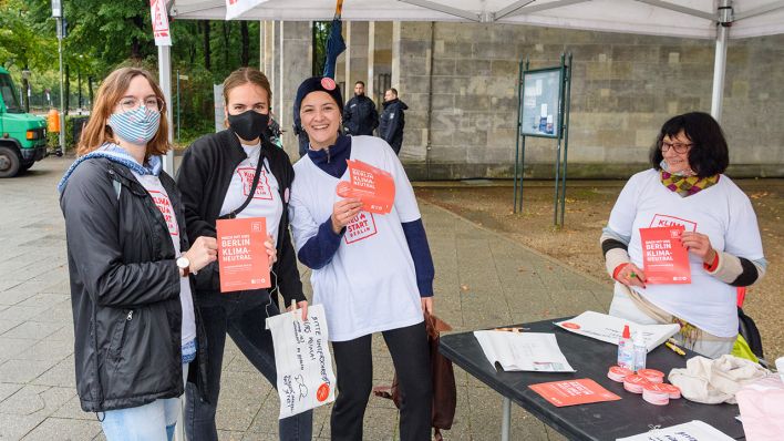 Aktivistinnen von Klimaneustart Berlin sammeln am 25.09.20 Unterschriften für die Einführung eines Klima-Buerger*innenrates beim globalen Klimastreik an der Berliner Siegessaeule. (Quelle: dpa/Stefan Mueller