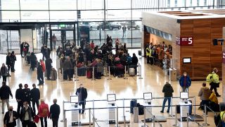 Archivbild: Am Sonntag, den 1. November 2020, hat am Terminal 1 des Flughafens Berlin Brandenburg Willy Brandt (BER) der Regelbetrieb mit den ersten kommerziellen Abflügen begonnen. (Quelle: dpa/Frederic Kern)