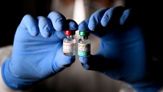 Symbolbild - Hände halten die Covid-19-Impfstoffe von Morderna und BioNtech. (Bild: dpa/Laci Perenyi)