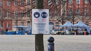 Archivbild: Nur wenige Händler haben am 17.12.20 ihre Verkaufsstände auf dem Bassinplatz in der Innenstadt aufgebaut. In Deutschland ist zur Eindämmung der Corona-Pandemie ein Lockdown in Kraft getreten (Quelle: dpa / Sören Stache).