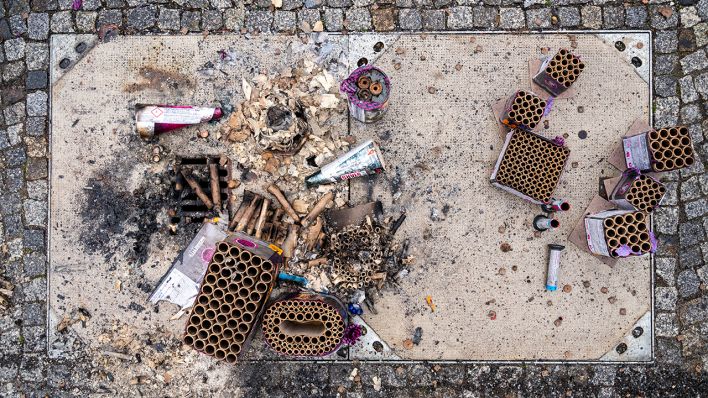 Abgebranntes Feuerwerk liegt auf dem Boden in Berlin