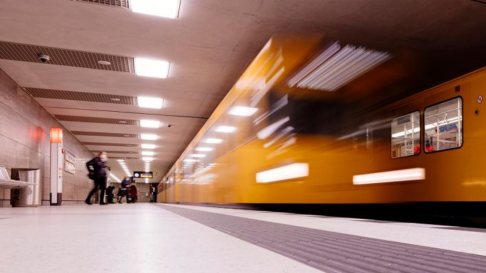Symbolbild - Eine U-Bahn fährt in einem Bahnhof ein. (Bild: dpa/Christoph Hardt)